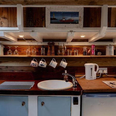 Swallowfield Glamping-Unsinkable 约维尔 外观 照片