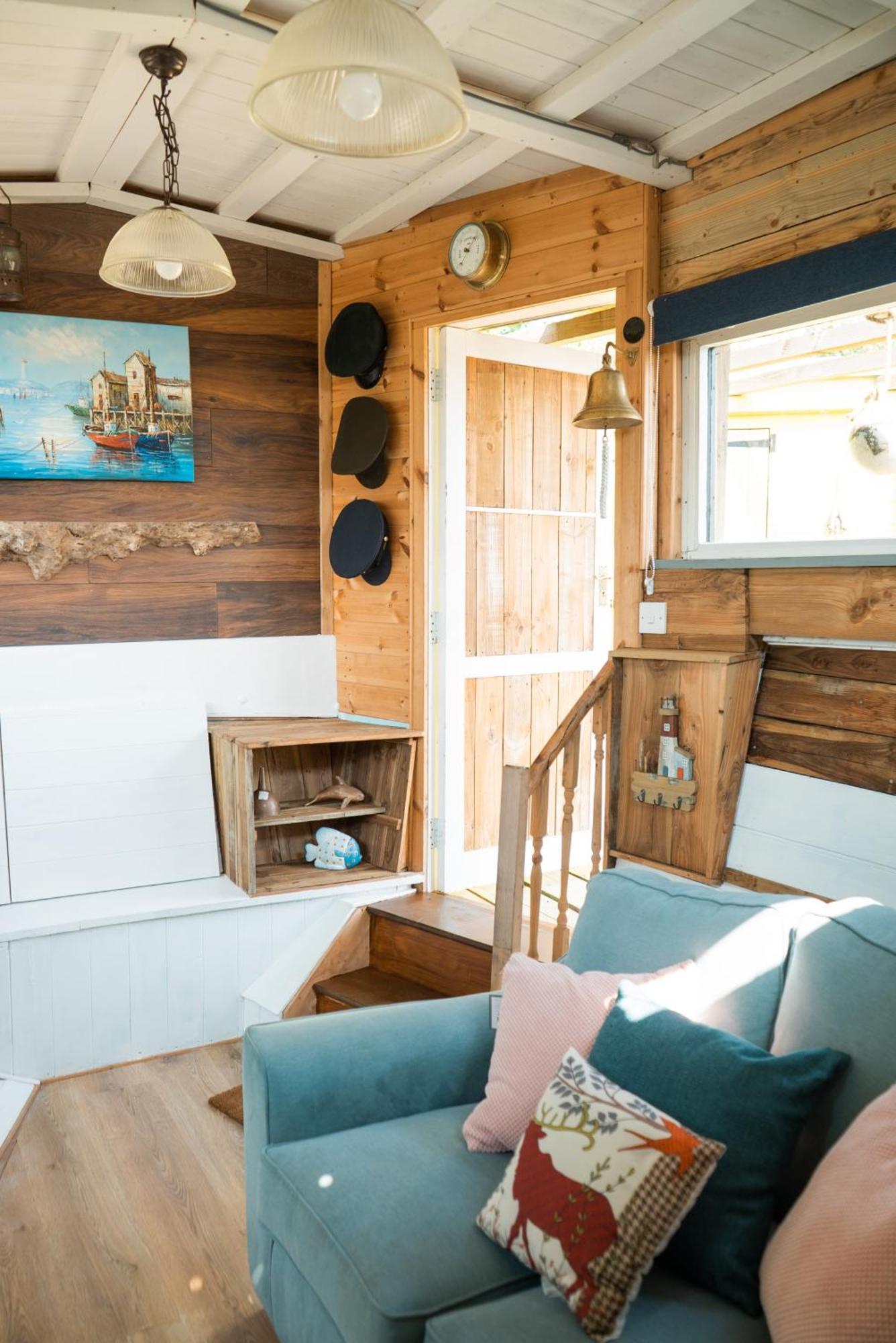 Swallowfield Glamping-Unsinkable 约维尔 外观 照片