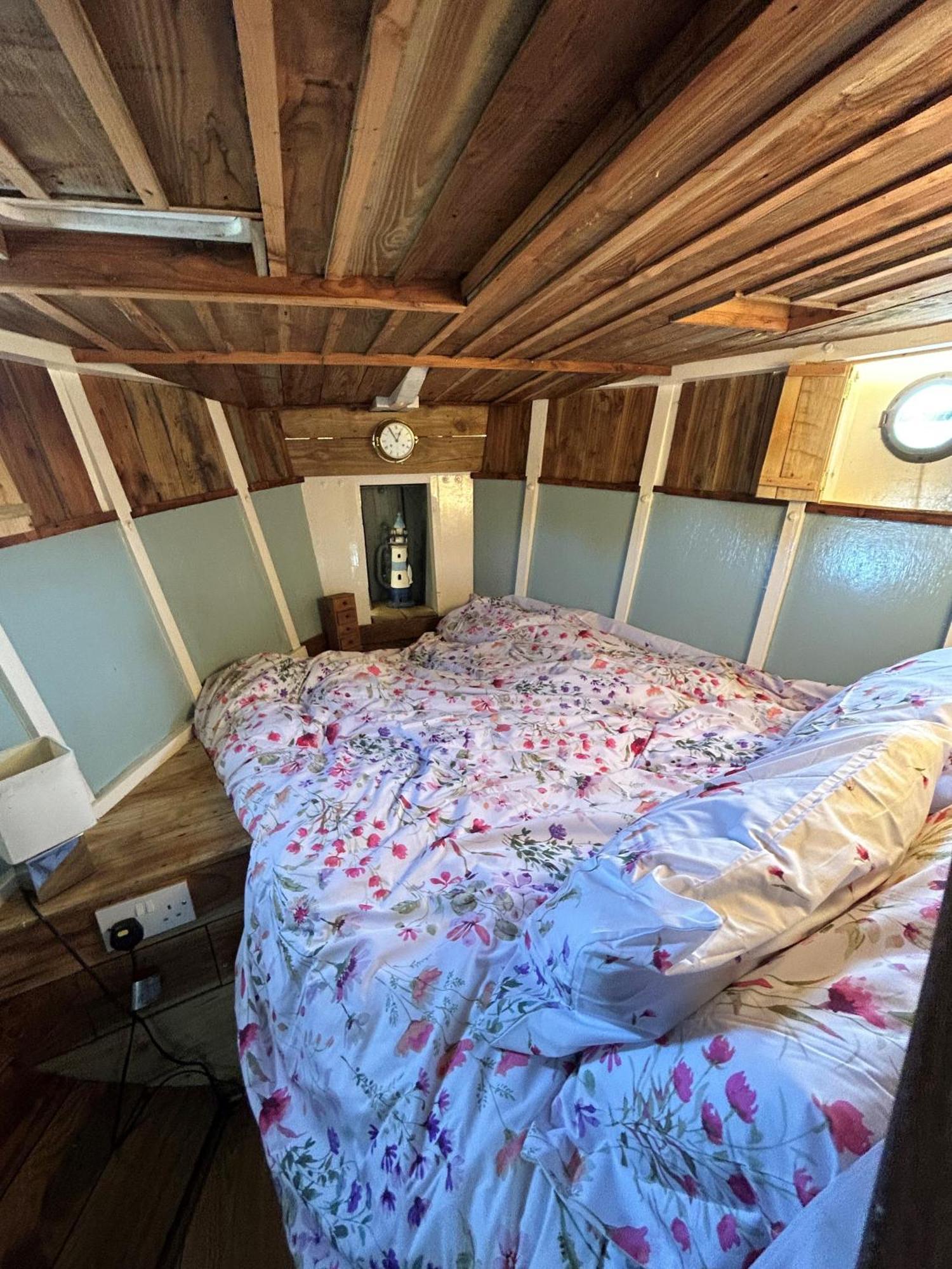 Swallowfield Glamping-Unsinkable 约维尔 外观 照片
