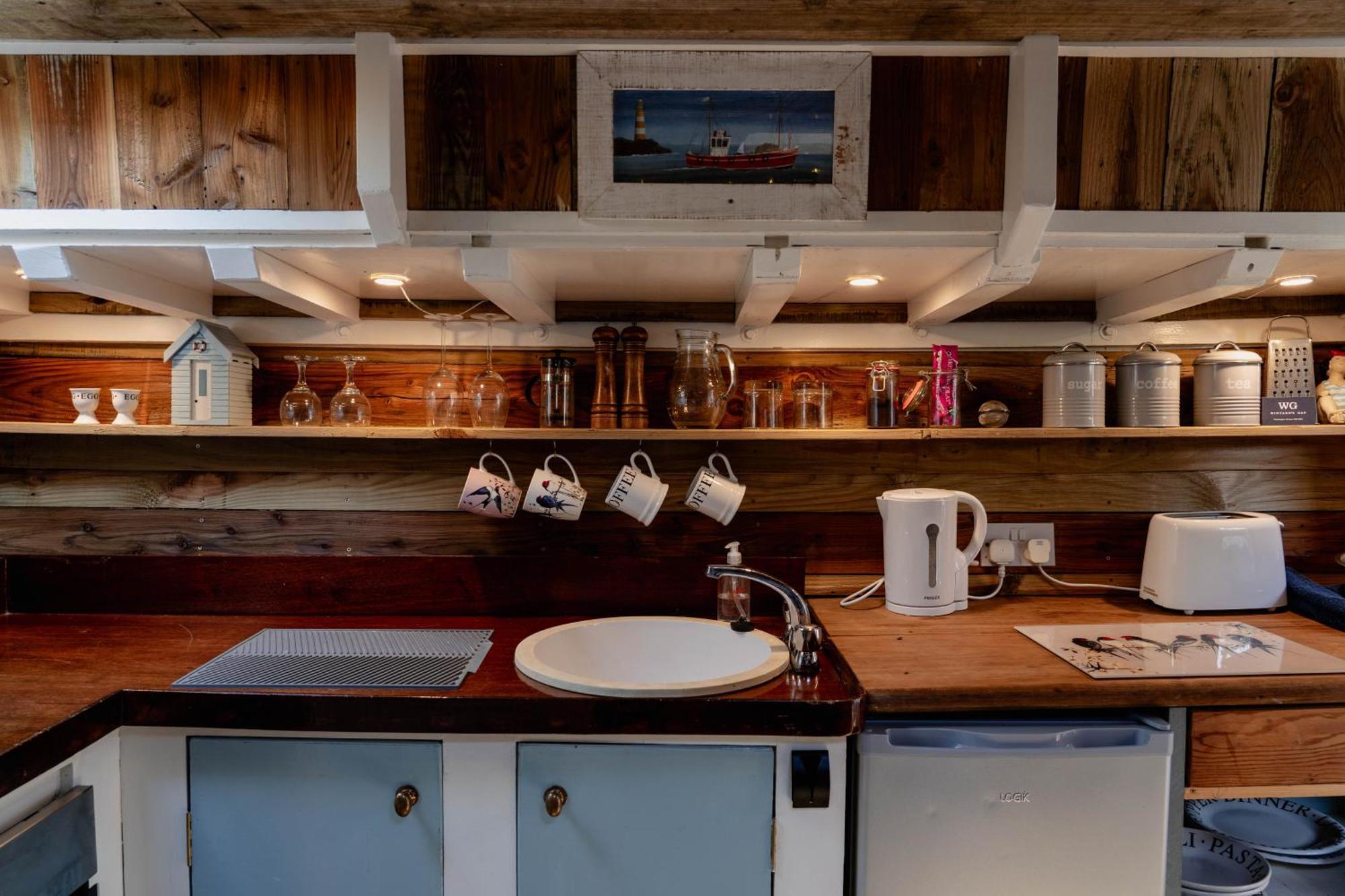 Swallowfield Glamping-Unsinkable 约维尔 外观 照片